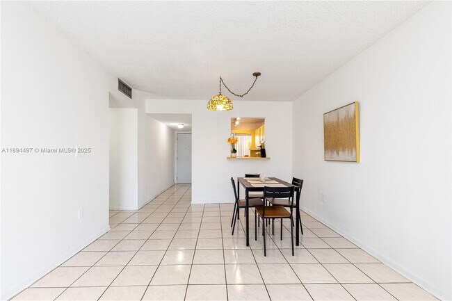 Photo - 1630 W 46th St Unidad 514B