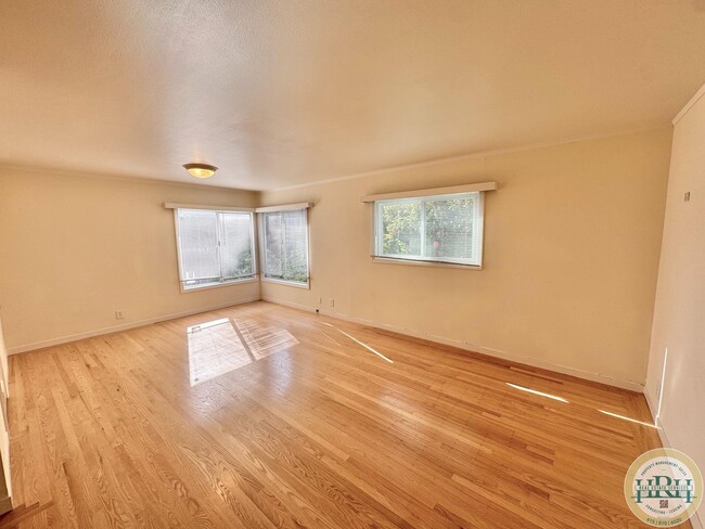 Photo - Spacious & Bright 2BR|1BA w/ One Garage Pa... Unidad 5547
