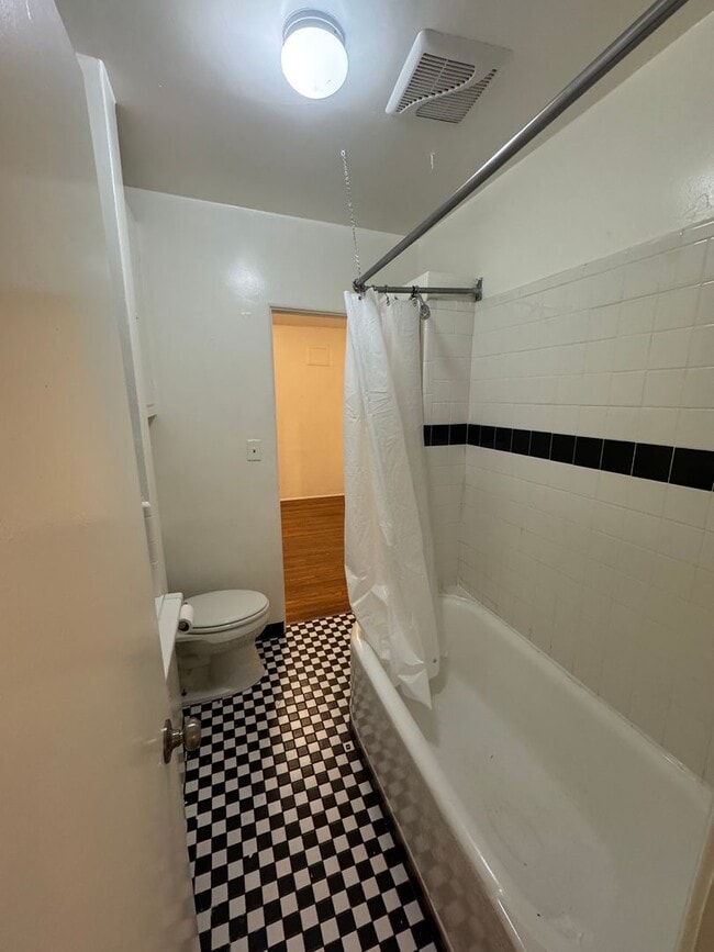 Photo - Cute 2 bedroom cottage, with hardwood floors & washer/dryer.