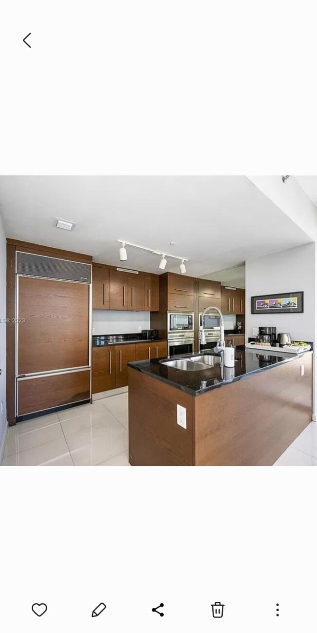 Photo - 520 Brickell Key Dr