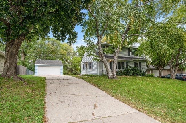 Photo - 1711 Rose Pl W