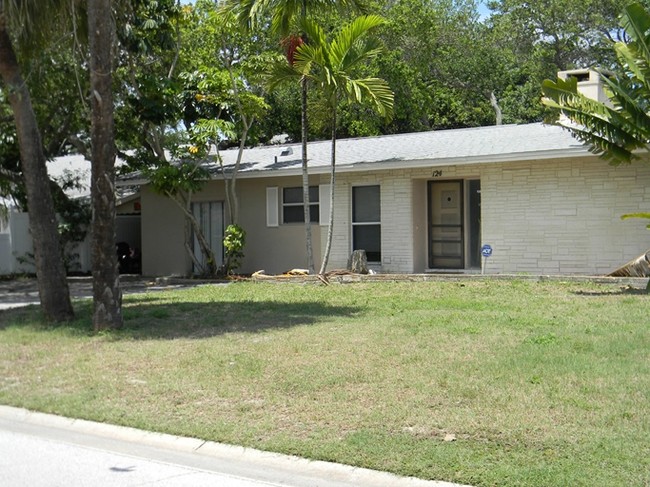 Photo - Poinsettia Lodge Apartments