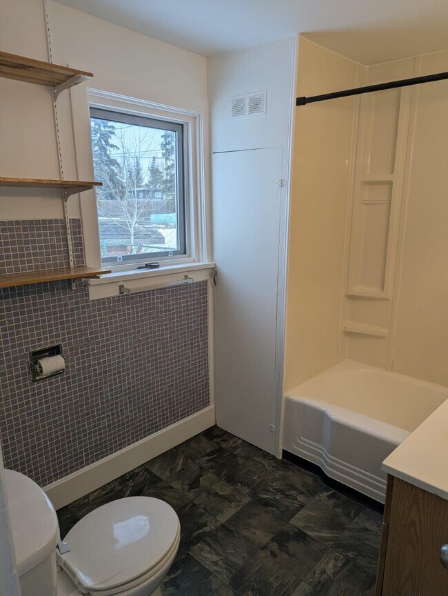 Photo - 1616-1102 102 Ave