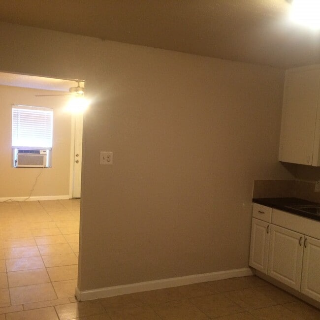 Building Photo - 3717 Tuam St Unit 3 Rental