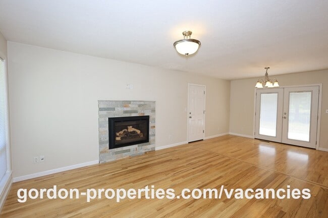 Photo - SE Garrett Dr - Milwaukie 3 bedroom with hardwood floors