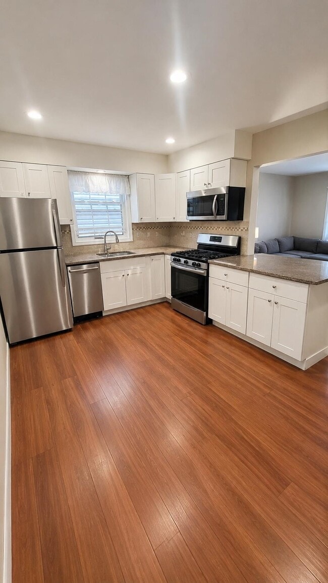 Photo - 177 W 51st St