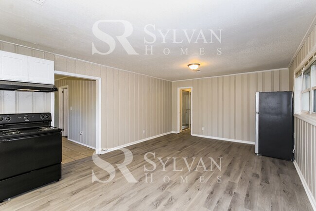 Photo - Enjoy living the good life in this 3 bedro...