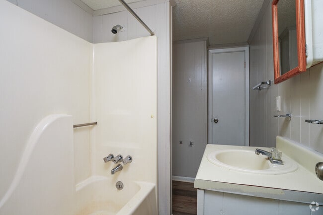 1BR, 1BA - 533SF - Primary Bathroom