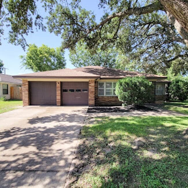 Building Photo - Charming Willowbrook Three-Bedroom Home!