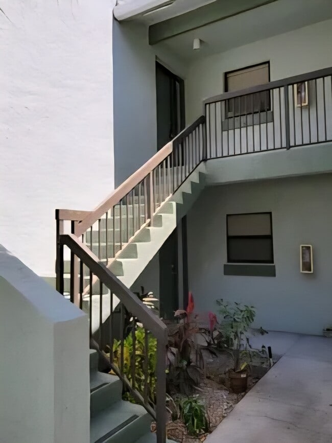 4033 Carambola Cir N