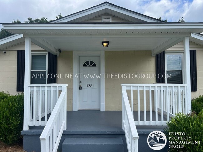 Charming 3BR Home with Screened Porch & Sp... - Charming 3BR Home with Screened Porch & Sp...