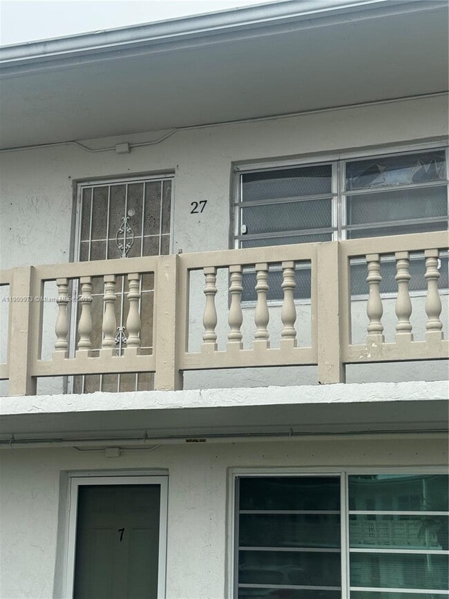 Building Photo - 20120 NE 2nd Ave Unit W27