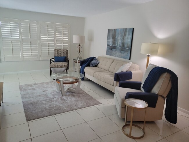 living room - 4200 Belair Ln Unit 111