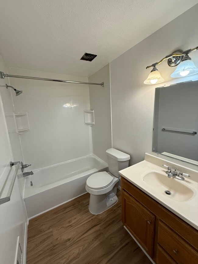 Upstairs full bath - 28838 Pardo St