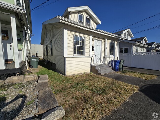 Building Photo - 98 Cowles St Rental