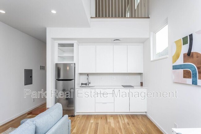 Photo - 323 S East St