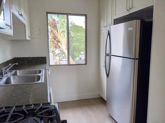 1248 N Las Palmas Ave Unit 6