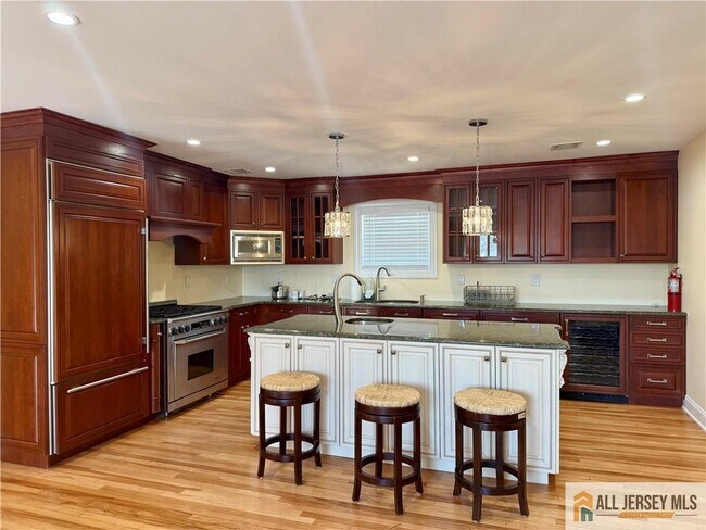 Photo - 1084 Stelton Rd