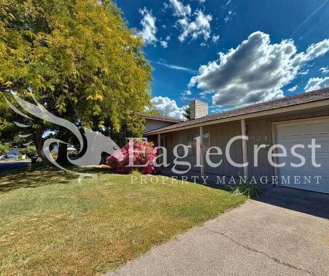 Building Photo - 3 Bedroom 2 Bathroom Single Family Home With Great Outdoor Space!!