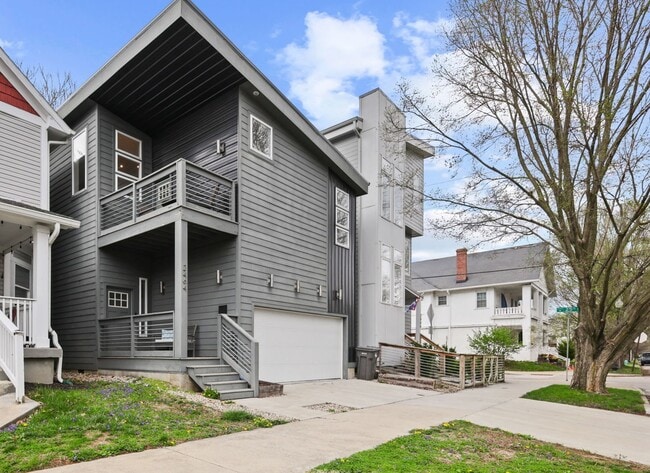 Photo - 2464 Broadway St