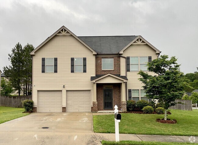 Building Photo - Spacious, Immaculate 4 Bed/2.5 Bath Home i...