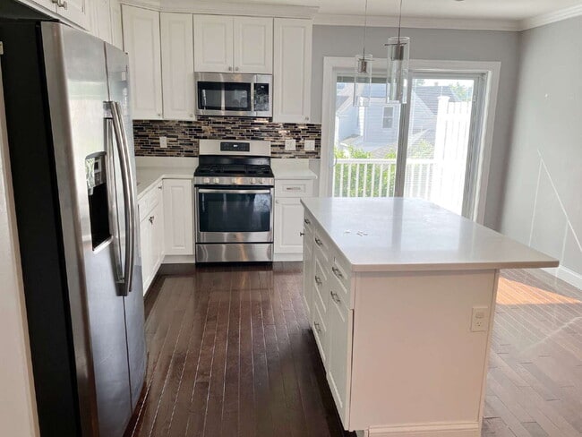 Photo - Spacious 3-Bedroom with Granite Touches & a large family room Unidad B