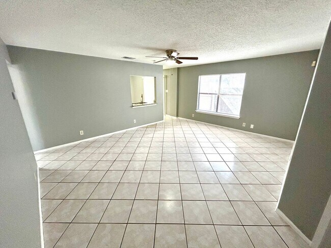 Photo - MUST SEE!! Lovely 3 Bedroom / 2 Bath Home ...