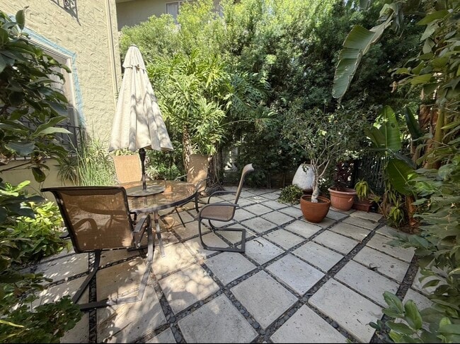 Patio y asientos a la izquierda - 1119 Hacienda Pl Unidad 1119 34