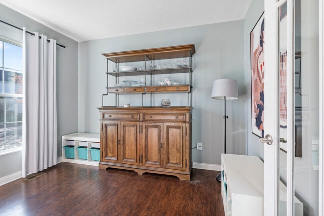 Espacio flexible en la planta baja - 6125 Ashtead Dr