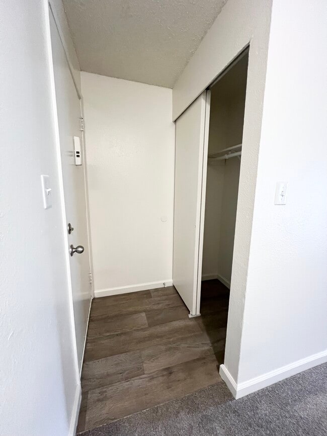 1x1 Standard- Entry/Coat Closet