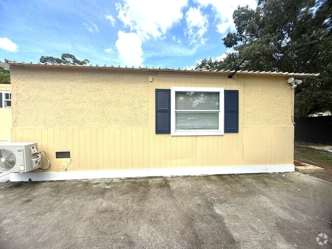 Building Photo - 8239 Suncoast Dr Unit 8239 Suncoast Dr. C Rental