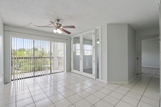 Photo - 701 NW 19th St Unidad 306