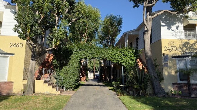 Building Photo - SPACIOUS 1 BEDROOM 1 BATH UPSTAIRS LOCATED NORTH OF DOWNTOWN LONG BEACH Unit 6007