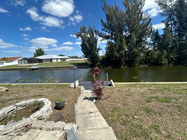Building Photo - Freshly painted interior 2/2 spacious home on fresh water canal