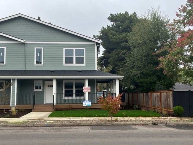 Building Photo - Coming Soon! 3 Bedroom 2.5 Bath Newberg OR