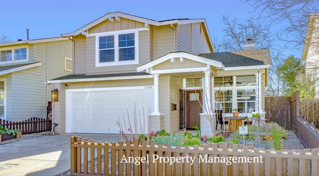 Building Photo - 2206 Halsey Cir