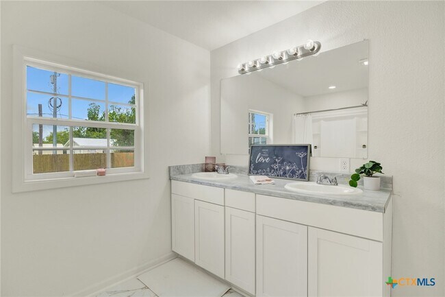 Photo - 312 N La Vernia St