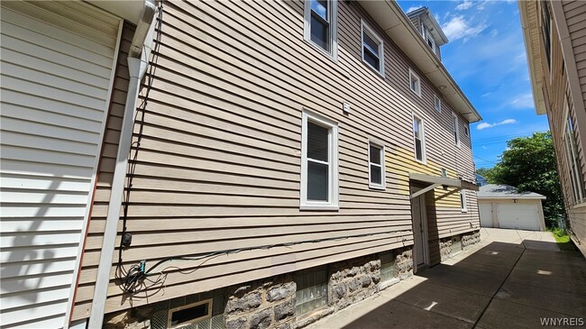 Building Photo - 307 Sterling Ave