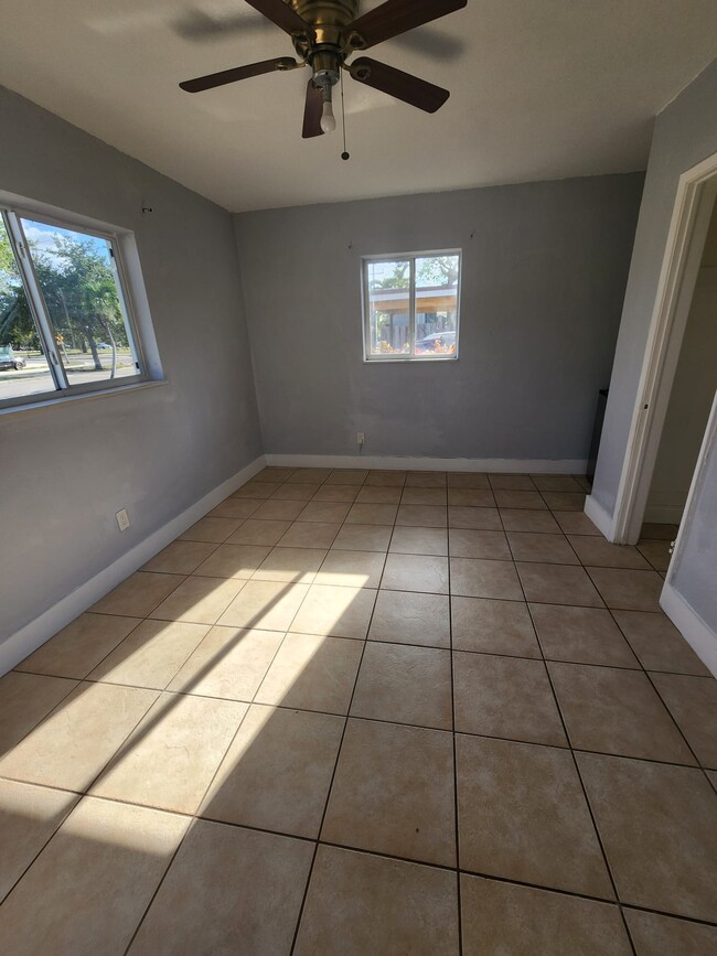3911 SW 39th St Unit Single Room