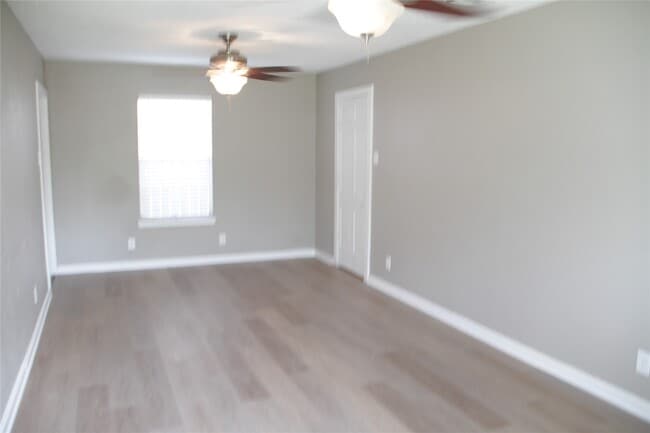 Photo - 5400 Sheldon St