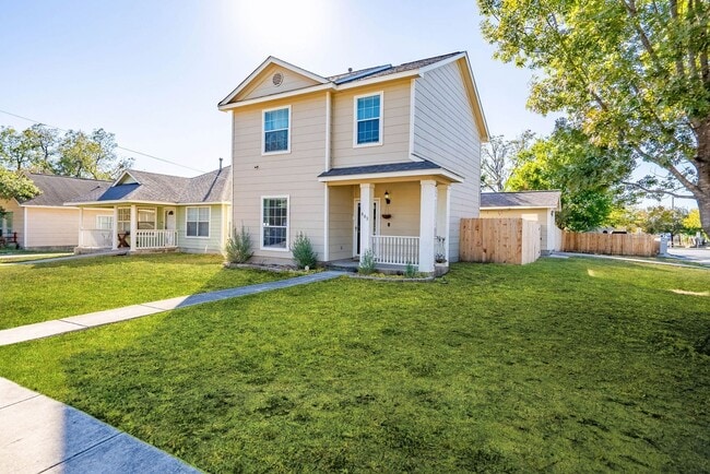 Building Photo - Downtown Home within Minutes from the Riverwalk & Alamodome ~ Large Corner Lot!