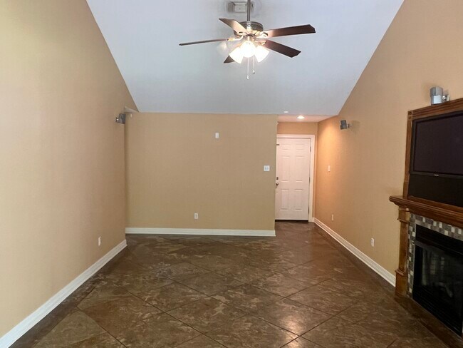 Living - 311 Standifer Ave