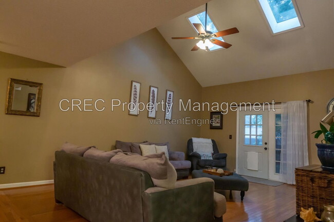 Photo - 114 Queensbury Cir