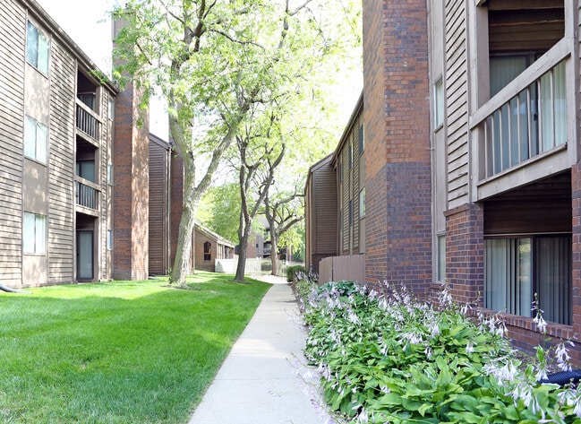 Lake Candlewood Apartments