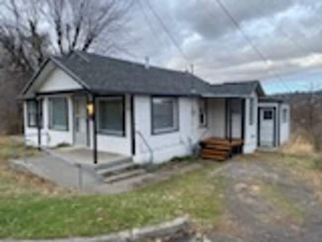 Building Photo - Charming 2 Bedroom Home on Corner Lot