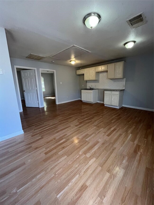 Photo - 5142 Higgins St