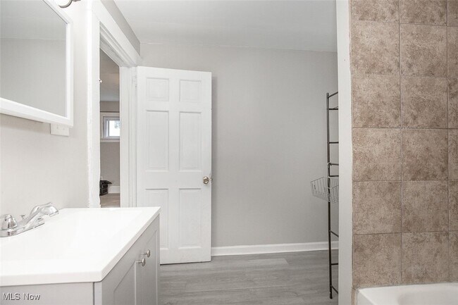 Photo - 844 E 154th St