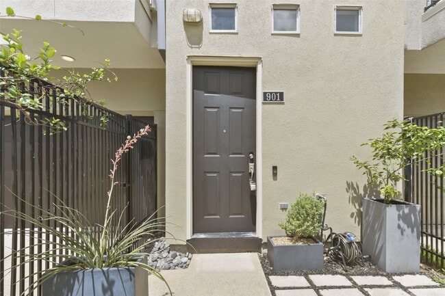 Photo - 901 Roy St