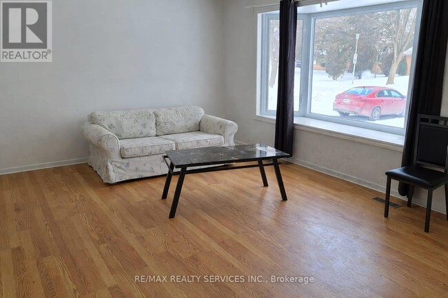 Photo - 1183 Farnsborough Crescent