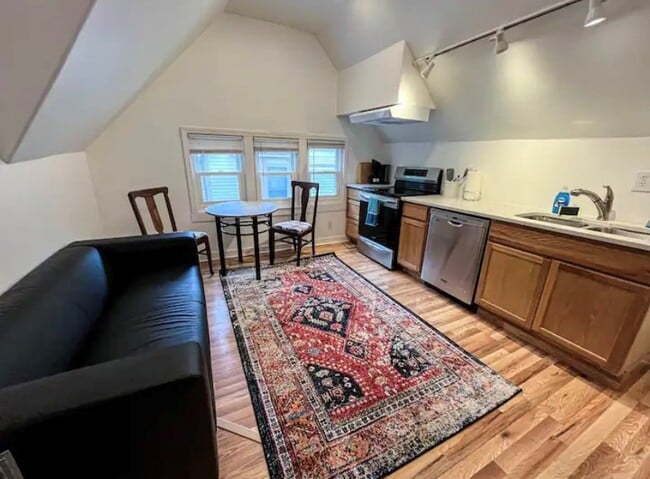 Photo - 109 Cook St